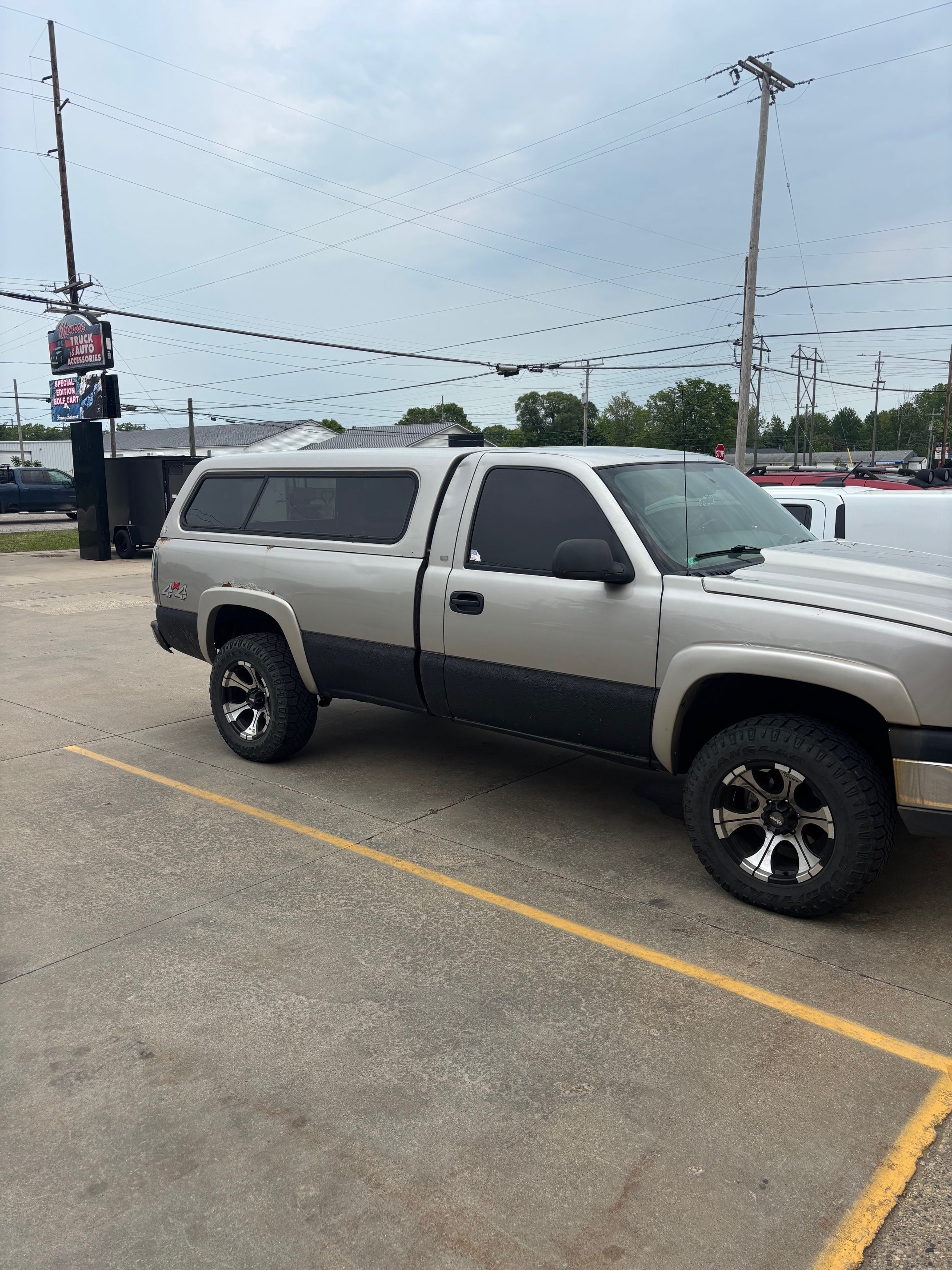 Used Chevy Silverado 1999-2006 8' long bed used topper LOCATION: B-3-2 CODE: CNMM0000